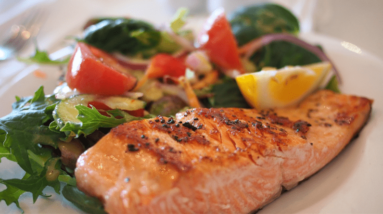 Low-Carb Diet: Salmon with Salad